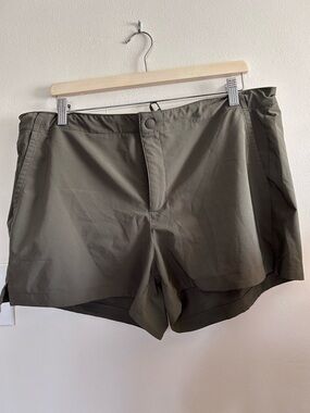 The NORTH FACE Women’s Dark Green/Olive Hiking Athletic Shorts
